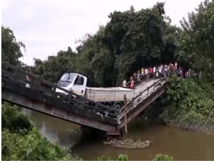 Another bridge collapses in West Bengal Siliguri | पश्चिम बंगाल में एक और पुल ढहने से युवक हुआ घायल, गरमाई राजनीति