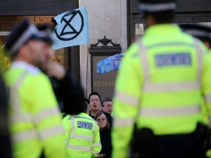 United Kingdom 39 bodies were found in a lorry container in Essex Britain, driver has been arrested | ब्रिटेन में सामने आया सनसनीखेज मामला, एक ट्रक से मिले 39 शव, ड्राइवर गिरफ्तार United Kingdom 39 bodies were found in a lorry container in Essex Britain, driver has been arrested | ब्रिटेन में सामने आया सनसनीखेज मामला, एक ट्रक से मिले 39 शव, ड्राइवर गिरफ्तार