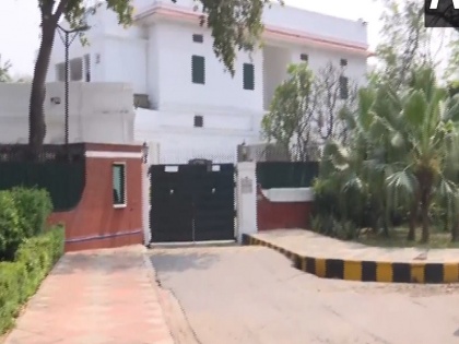 Security barricades removed at British envoy’s Delhi home after Khalistani attack at Indian mission in London, watch video | जैसे को तैसा जवाब! दिल्ली में ब्रिटिश उच्चायुक्त के आवास के बाहर से हटाए गए सुरक्षा बैरिकेड