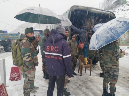 BRO team rescues 40 tourists stranded in heavy rain near nathula pass Sikkim serves hot food opens road | सिक्किम: भारी बारिश में फंसे 40 पर्यटकों को बीआरओ की टीम ने बचाया, परोसा गर्म खाना-सैलानियों के लिए खोली सड़क