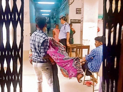 Bihar: Hospital did not provide stretcher and brother carries sister body on his shoulder | बिहार: न मिला शव वाहन, न स्ट्रैचर, बहन के शव को कंधे पर ले गया भाई