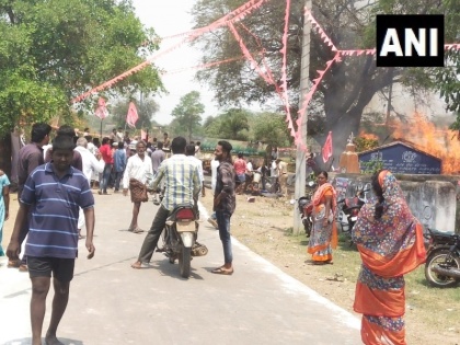 Telangana Cylinder blast caused by firecrackers at BRS event in Khammam 2 killed 10 injured | तेलंगाना: खम्मम में बीआरएस कार्यक्रम में पटाखों से सिलेंडर विस्फोट; 2 की मौत, 10 घायल