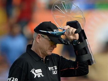SRH vs DD: Umpire Bruce Oxenford wearing Safety Shield on his left hand in IPL Match | IPL: हाथ में ये क्या पहनकर मैदान में उतरे अंपायर, लोग रह गए हैरान