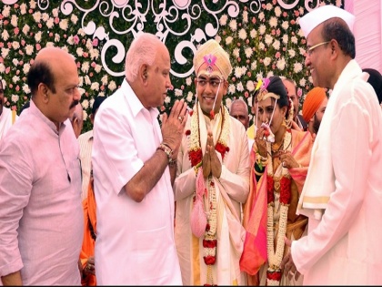 BS Yediyurappa ignores own coronavirus Order, attends wedding with 2,000 guests | कर्नाटक CM येदियुरप्पा ने कोरोना पर दिए अपने ही आदेश का किया उल्लंघन, 2 हजार गेस्ट की शादी वाली पार्टी में हुए शामिल, BJP के और भी नेता थे मौजूद