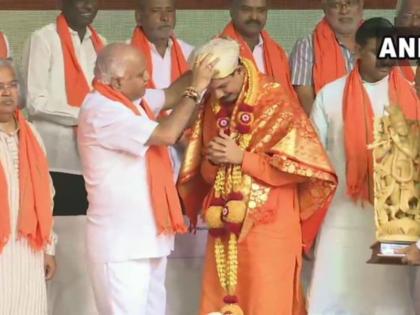 CM BS Yediyurappa felicitates Nalin Kumar Kateel takes charge as Karnataka BJP Chief | कर्नाटक: विभागों के बंटवारे के बाद सीएम येदियुरप्पा ने नलिन कुमार कटील को सौंपी बीजेपी प्रदेश अध्यक्ष की जिम्मेदारी CM BS Yediyurappa felicitates Nalin Kumar Kateel takes charge as Karnataka BJP Chief | कर्नाटक: विभागों के बंटवारे के बाद सीएम येदियुरप्पा ने नलिन कुमार कटील को सौंपी बीजेपी प्रदेश अध्यक्ष की जिम्मेदारी