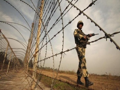 West Bengal Deadly attack by Bangladeshi villagers on 2 BSF jawans posted on the border weapons also snatched | पश्चिम बंगाल: सीमा पर तैनात बीएसएफ के 2 जवानों पर बांग्लादेशी ग्रामीणों का जानलेवा हमला, हथियार भी छीने
