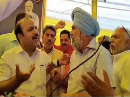 Video: BSP MP Danish Ali and BJP MLC clash in Amroha over the slogan of 'Bharat Mata Ki Jai' | Video: अमरोहा में 'भारत माता की जय' के नारे को लेकर भिड़े बसपा सांसद दानिश अली और बीजेपी MLC