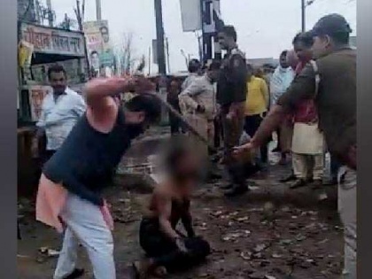 Delhi: AAP leader continues to beat the young man in front of police, video viral on social media | दिल्लीः पुलिस के सामने युवक को अर्धनग्न कर डंडे से पीटते रहे AAP नेता, वीडियो हुआ वायरल
