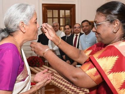 Budget 2024 Live Updates see video watch President Droupadi Murmu fed curd suger to Nirmala Sitharaman present her seventh budget | Budget 2024 Live: शुभ काम करने से पहले दही-चीनी, राष्ट्रपति द्रौपदी मुर्मू ने वित्त मंत्री निर्मला सीतारमण को खिलाई, देखें वीडियो Budget 2024 Live Updates see video watch President Droupadi Murmu fed curd suger to Nirmala Sitharaman present her seventh budget | Budget 2024 Live: शुभ काम करने से पहले दही-चीनी, राष्ट्रपति द्रौपदी मुर्मू ने वित्त मंत्री निर्मला सीतारमण को खिलाई, देखें वीडियो