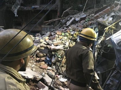 Delhi: A house has collapsed in Gandhi Nagar area, rescue operations continue | दिल्ली के गांधी नगर इलाके में भरभराकर गिरा मकान, दो लोग घायल, रेस्क्यू ऑपरेशन जारी 