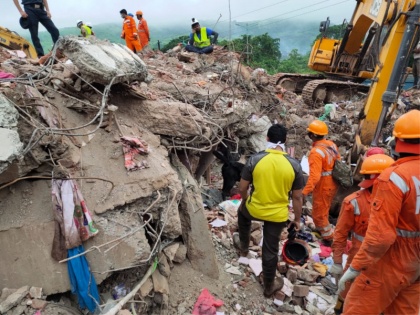 As per Raigad District Collector, 2 deaths reported so far, 18 still feared trapped building collapse | महाराष्ट्र: रायगढ़ में 5 मंजिला इमारत गिरने से अब तक 2 लोगों की मौत, अब भी 18 लोगों के फंसे होने की आशंका, बचाव कार्य में लगी हैं NDRF की 3 टीमें