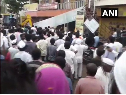 Maharashtra: roof of building that houses Bank of Maharashtra's branch in Solapur has collapsed | महाराष्ट्रः सोलापुर में बैंक की इमारत की छत गिरने से कई लोग दबे, 10 को जिंदा बाहर निकाला