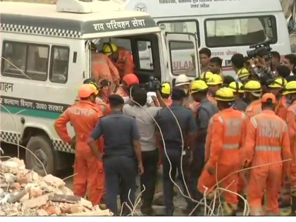 Building collapse in Greater Noida: One more body recovered and death toll rises to 9 | ग्रेटर नोएडा: धराशायी इमारतों के मलवे से निकला एक और शव, मरने वालों की संख्या पहुंची 9