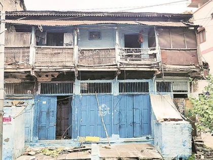 Indore house, next to building at centre of Vijayvargiya row, collapses | बल्ला कांड : मप्र उच्च न्यायालय की हरी झंडी के बाद विवादग्रस्त मकान को ढहाने की तैयारी