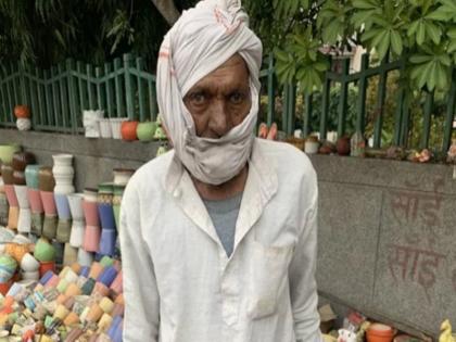 people Comes Together on Internet to Help Elderly Man Selling Pottery on Roadside in Noida viral | आंखों में आंसू लिए सड़क किनारे मिट्टी के बर्तन बेचते हैं यह बुजुर्ग, सोशल मीडिया पर तस्वीर वायरल, लोग कर रहे मदद की अपील people Comes Together on Internet to Help Elderly Man Selling Pottery on Roadside in Noida viral | आंखों में आंसू लिए सड़क किनारे मिट्टी के बर्तन बेचते हैं यह बुजुर्ग, सोशल मीडिया पर तस्वीर वायरल, लोग कर रहे मदद की अपील