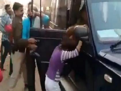 UP News Bulandshahr police celebrate Diwali with girl after her video goes viral Over her father arrest | बुलंदशहर: पापा को पकड़ कर ले जा रही थी पुलिस, बच्ची के निकले आंसू, गाड़ी के सामने पटकने लगी सिर, फिर देखिए क्या हुआ