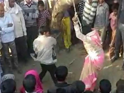 Woman publicly flogged by husband on panchayat’s orders for eloping | पंचायत ने दिया खौफनाक फरमान, पति ने पत्नी को पेड़ से बांधकर 7 घंटे तक पीटा