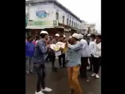 Video: Muslim community gave shoulder to economist in Bulandshahr village | लॉकडाउन में नहीं आए रिश्तेदार तो मुसलमानों ने दिया अर्थी को कंधा, हिंदू-मुस्लिम एकता की मिसाल वाला वीडियो सोशल मीडिया पर हुआ वायरल