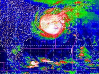Coastal area of Odisha and West Bengal battered by heavy rains due to Cyclone Bulbul | चक्रवात बुलबुल से ओडिशा व पश्चिम बंगाल के तटीय जिलों में भारी बारिश, अगले 6 घंटे में भारी तबाही की आशंका