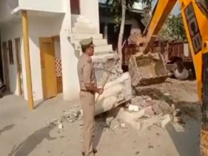 Yogi Adityanath bulldozer model in Bihar too, houses of criminals started being demolished | बिहार में भी शुरू हुआ योगी आदित्यनाथ मॉडल! बुलडोजर से अपराधियों के ध्वस्त किये जाने लगे मकान, बना चर्चा का विषय