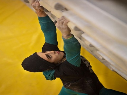 Bulldozer runs Iranian athlete Elnaz Recabi's house claims climber punished participating inter competition without Hijab protest | हिजाब विरोध: ईरानी एथलीट एल्नाज रेकाबी के घर पर चला बुलडोजर, दावा- बिना हिजाब अंतरराष्ट्रीय प्रतियोगिता में हिस्सा लेने पर पर्वतारोही को मिली सजा