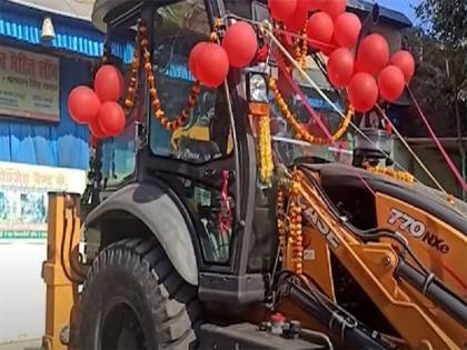 UP: The groom got a bulldozer from his in-laws, the father-in-law said, "The car would have been standing at the door, it would have earned four paise" | यूपी: दूल्हे को ससुराल से मिला बुलडोजर, ससुर ने कहा, "कार तो दरवाजे पर खड़ी रहती, इससे चार पैसे की कमाई तो होगी"