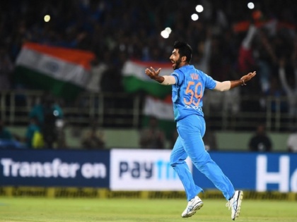 India vs Australia: Jasprit Bumrah conceded 60 in1st odi, his most expensive figures since june 2017 | IND vs AUS: भारत ने ऑस्ट्रेलिया को 236 पर रोका, पर बुमराह के नाम दर्ज हुआ 20 महीने का सबसे खराब रिकॉर्ड