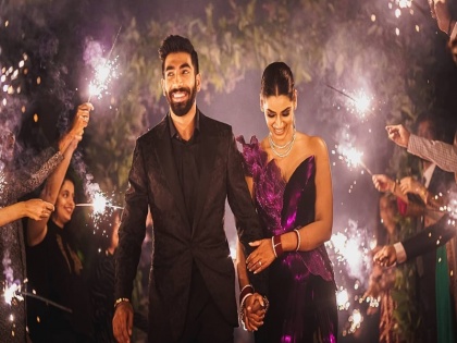 Jasprit Bumrah trolled for using firecrackers at his wedding | जसप्रीत बुमराह की शादी की तस्वीर को देख फूटा फैंस का गुस्सा, कहा- अगली बार सोच समझकर....