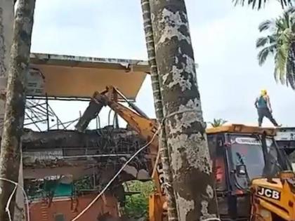 Maharashtra: Chief Minister Uddhav Thackeray Personal assistant Milind Narvekar demolished himself of illegal part of his bungalow, know what is the matter | महाराष्ट्र: मुख्यमंत्री उद्धव ठाकरे के निजी सहायक ने खुद तुड़वाया अपने बंगले का अवैध हिस्सा, जानिए क्या है मामला