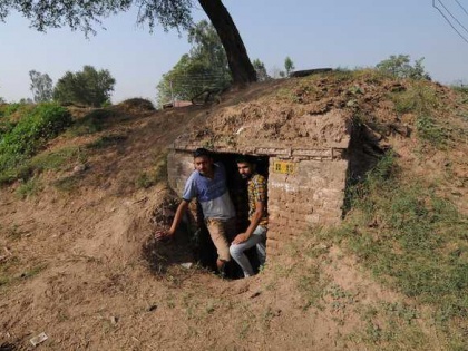 aaj ka taja samachar jammu Kashmir Demand private bunkers LoC firepower people not just road electricity water  | कश्मीरः बढ़ती गोलाबारी के बीच एलओसी पर निजी बंकरों की मांग बढ़ी, लोगों को सड़क, बिजली, पानी नहीं बस बंकर चाहिए...