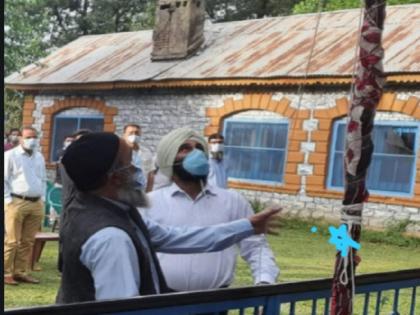 Hizbul Mujahideen terrorist Burhan Wani father hoisted national flag at government school | Independence Day 2021: बुरहान वानी के पिता ने फहराया तिरंगा, जम्मू-कश्मीर से आई तस्वीर सोशल मीडिया पर वायरल