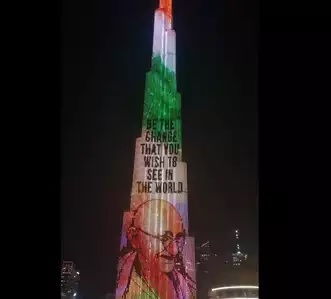 Dubai's Burj Khalifa was lit up with Mahatma Gandhi's picture and quote on his 150th birth anniversary | UAE: दुनिया की सबसे ऊंची इमारत पर बापू के जीवन को ऐसे किया गया याद, प्रेरणा लेने उमड़े लोग