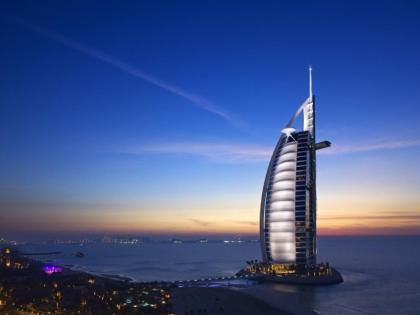 Hotel in Dubai named burj al arab offers gold ipad to its customers | हर गेस्ट को मिलता है सोने का आई-पैड, ये है दुनिया का सबसे महंगा होटल