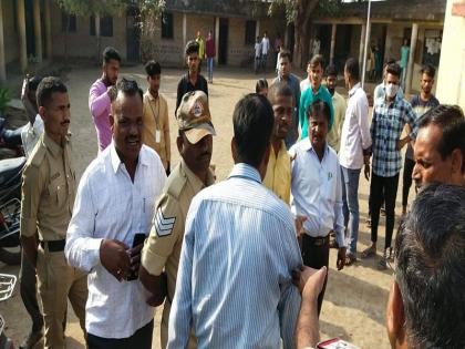 Burqa controversy: The college stopped the student who arrived with a vaccine on his forehead, from entering the campus, Bajrang Dal and Shri Ram Sena protested | बुरका विवाद: माथे पर टीका लगाकर पहुंचे छात्र को कॉलेज ने कैंपस में घुसने से रोका, बजरंग दल और श्री राम सेना ने किया विरोध