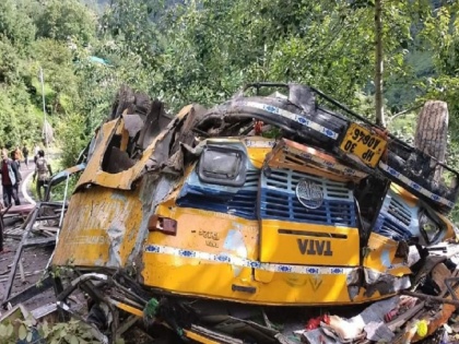 Himachal Pradesh Kullu over 10 dead after a private bus rolled off a cliff in Jangla area of Sainj valley | हिमाचल प्रदेश के कुल्लू में बड़ा हादसा, खाई में गिरी बस, स्कूली बच्चों समेत 16 लोगों की मौत