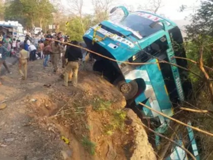 Five dead, 40 injured as bus falls on Mumbai-Pune highway | मुंबई-पुणे राजमार्ग पर बस के खाई में गिरने से पांच की मौत, 40 लोग घायल