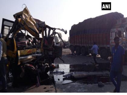 five student killed from road accident in indore | मध्य प्रदेश: स्कूल बस और ट्रक में टक्कर, 5 बच्चों समेत छह की मौत