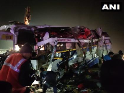 4 dead and several injured in a bus accident on Agra-Lucknow Expressway in Kannauj | यूपी: कन्नौज में आगरा-लखनऊ एक्सप्रेसवे पर भीषण हादसा, तेज रफ्तार बस पलटने से 4 की मौत, कई अन्य घायल 4 dead and several injured in a bus accident on Agra-Lucknow Expressway in Kannauj | यूपी: कन्नौज में आगरा-लखनऊ एक्सप्रेसवे पर भीषण हादसा, तेज रफ्तार बस पलटने से 4 की मौत, कई अन्य घायल