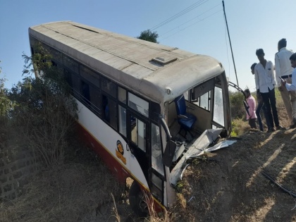 Road Accident Bus overturned uncontrolled in Latur Maharashtra 53 passengers injured hospitalized | Road Accident: महाराष्ट्र के लातूर में अनियंत्रित होकर पलटी बस, 53 यात्री घायल, अस्पताल में भर्ती