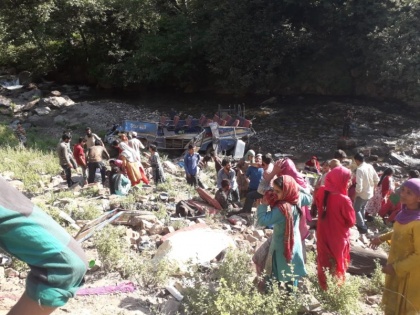 Jammu & Kashmir: matador vehicle fell into a gorge many people dead and injured coming from Keshwan to Kishtwar | जम्मू कश्मीर: किश्‍तवाड़ में मिनी बस खाई में गिरी, 35 लोगों की मौत, कई घायल