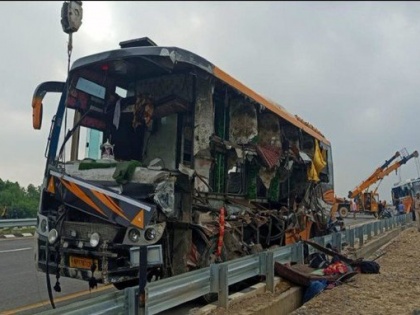 Purvanchal Expressway Barabanki 8 people dead Bihar CM Nitish Kumar announces ex-gratia Rs 2 lakhs each up see video | Purvanchal Expressway: बिहार से दिल्ली जा रही दो बसों में टक्कर, आठ की मौत और 16 घायल, सीएम नीतीश ने दो-दो लाख रुपये की अनुग्रह राशि देने की घोषणा की