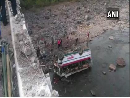 Himachal Pradesh: 9 persons died after a private bus fell in a gorge near Dadahu in Sirmaur | हिमाचल प्रदेशः 40 फीट नीचे नदी में गिरी बस, नौ लोगों की मौत और 25 घायल