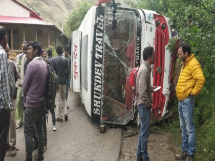 himachal pradesh Seven injured after bus carrying 45 BJP workers overturned in Kullu | हिमाचल प्रदेश: चुनावी रैली के लिए जा रही बस कुल्लू में पलटी, बीजेपी के 7 कार्यकर्ता घायल