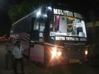 Girl Molestation on a moving bus coming Indore from Rajasthan, watch video | वीडियोः चलती बस में ड्राइवर ने युवती के सीने पर रखा हाथ, सहेली ने चप्पल से पीटा