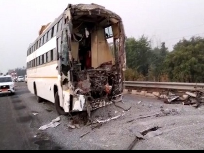 Madhya Pradesh: Speeding bus going to Prayagraj collides with truck, two killed, 30 injured | मध्य प्रदेश: प्रयागराज जा रही तेज रफ्तार बस की ट्रक से हुई टक्कर, दो की मौत, 30 घायल