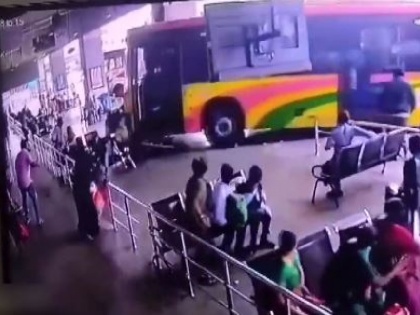 WATCH andhra pradesh vijaywada driver suddenly rams bus into passengers 3 dies | WATCH: आंध्र प्रदेश के विजयवाड़ा में बस स्टैंड पर हुआ हादसा, ड्राइवर ने अचानक यात्रियों पर चढ़ाई बस, 3 की मौत