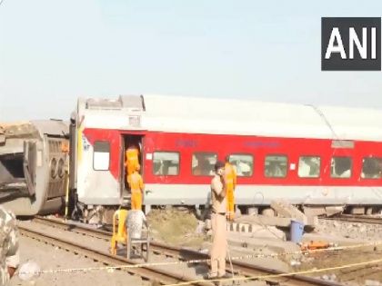 Bihar Train Accident North East Express derails People are wandering in search of their loved ones in the atmosphere of chaos Railways issued helpline number | Bihar Train Accident: हादसे का शिकार हुई नॉर्थ ईस्ट एक्सप्रेस; अफरा-तफरी के माहौल में अपनों की तलाश में भटक रहे लोग, रेलवे ने जारी किया हेल्पलाइन नंबर