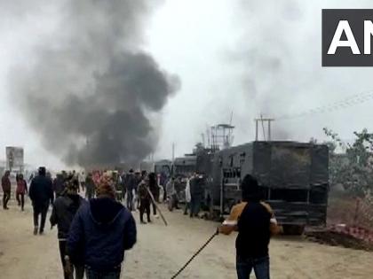 Buxar Enter house police lathicharged sleeping farmers 12 o'clock night angry farmers crowd set police vehicles on fire see video | बक्सरः घर में घुसकर पुलिस ने रात 12 बजे सो रहे किसानों पर लाठियां बरसाईं, भीड़ ने पुलिस की गाड़ियों को आग के हवाले किया, देखें वीडियो