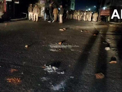 Aligarh Stones pelted scuffle broke out people over buying meat shop argument people shopkeeper 2 got injured Uttar Pradesh | अलीगढ़ः मांस की दुकान पर दो लोगों के बीच मामूली बात पर कहासुनी, एक-दूसरे पर ईंट-पत्थर फेंके, कई घायल