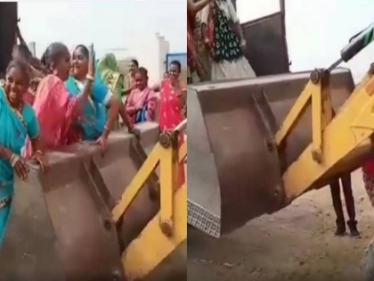 viral women took such work from jcb people watching the video said desi jugaad zindabad | महिलाओं ने ट्रक से उतरने के लिए जेसीबी का ऐसा किया इस्तेमाल, सोशल मीडिया पर वायरल हुआ वीडियो